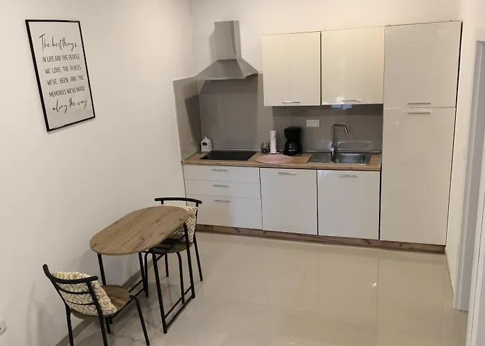 Glambyaj With Free Parking And Netflix פולה